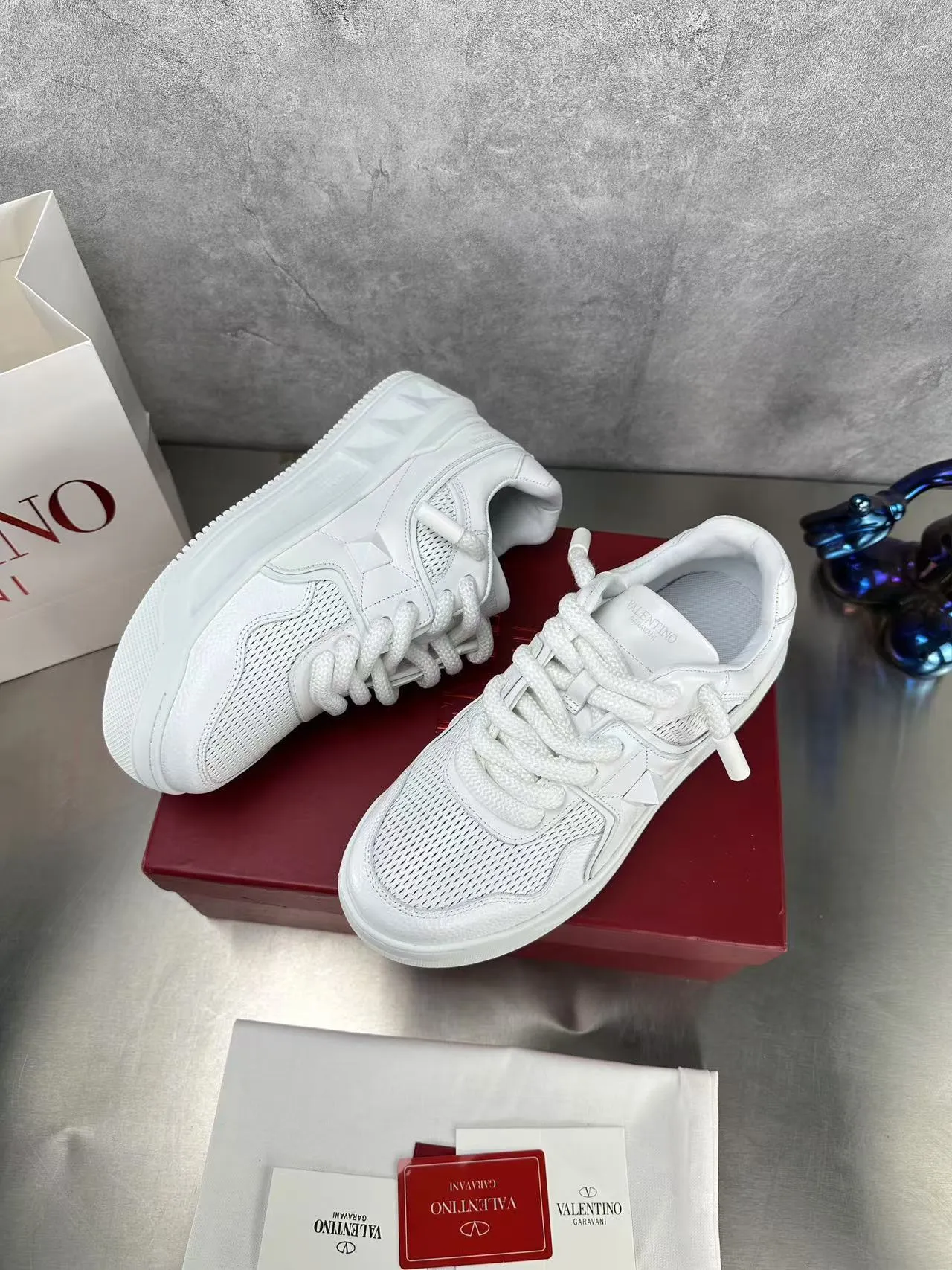 👟👟Ex-factory price 640👟👟 🔺Valentino🔺Valentino new casual shoes 2023 latest model hot style for catwalk couples, thick shoelaces, the same style as Elsa Hosk, Zhang Yixing, Guan Xiaotong and many other stars 🔥 Top version + lasting process, full oil edge on the upper. Fabric: Customized cowhide + cowhide lining with breathable mesh. Outsole: original molded TPU thickened outsole. Size for women is 35-40. Men’s size is 39-45.
